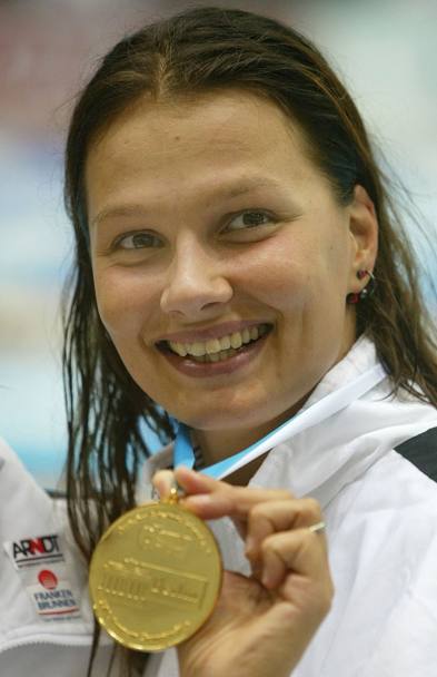 Franziska Van Almsick è nata il 5 aprile 1978 a Berlino Est, ma fatalmente la sua carriera da nuotatrice, pur iniziata precocemente, si è sviluppata quando ormai la Germania era unita: a soli 14 anni, a Barcellona &#39;92, partecipa alla prima Olimpiade 